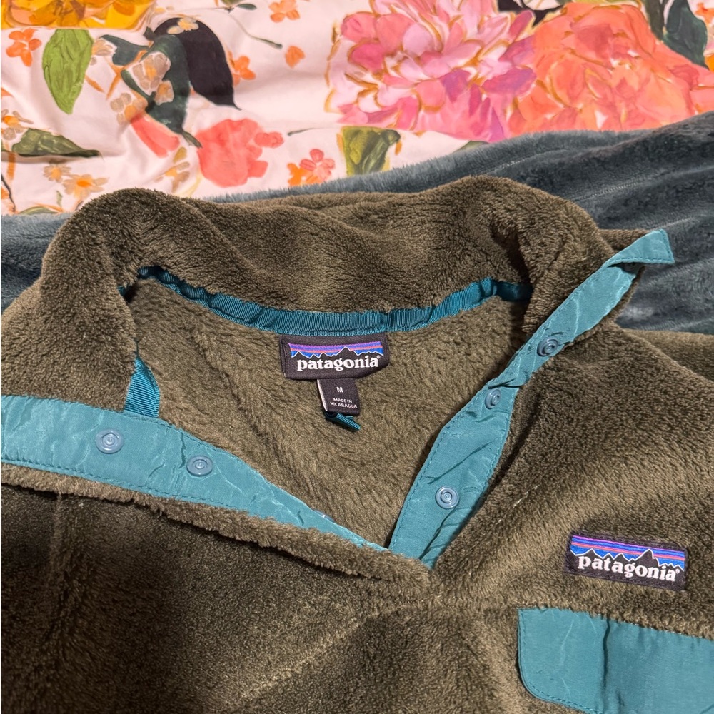 Patagonia Women’s Dark Green Synchilla Pullover - Picture 3 of 3
